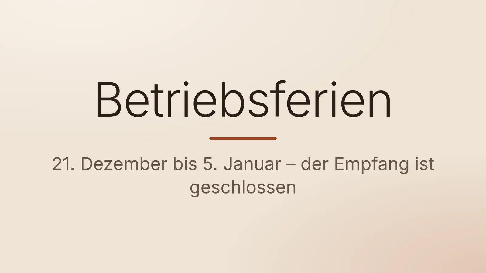 Eine Textfolie auf hellem Grund: Betriebsferien, darunter der Zeitraum